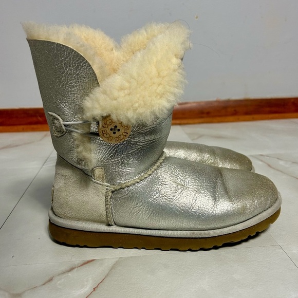 Ugg Metallic Silver Boots Women’s Size 6 - Picture 1 of 5